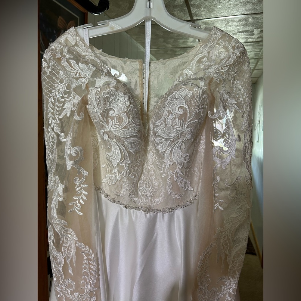 OlegCassini Wedding Dress *NEVER WORN tired on store display ordered new Size 10